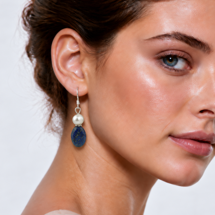 Zoetwater parel oorbellen met witte parel en lapis lazuli  gedragen door model | Daphne