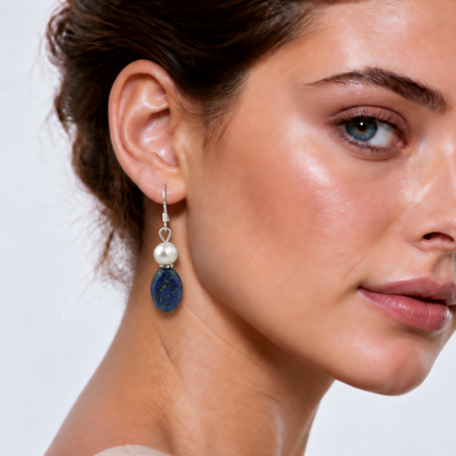 Zoetwater parel oorbellen met witte parel en lapis lazuli  gedragen door model | Daphne