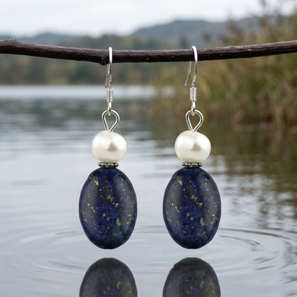 Zoetwater parel oorbellen met witte parel en lapis lazuli hangend aan takje boven water | Daphne