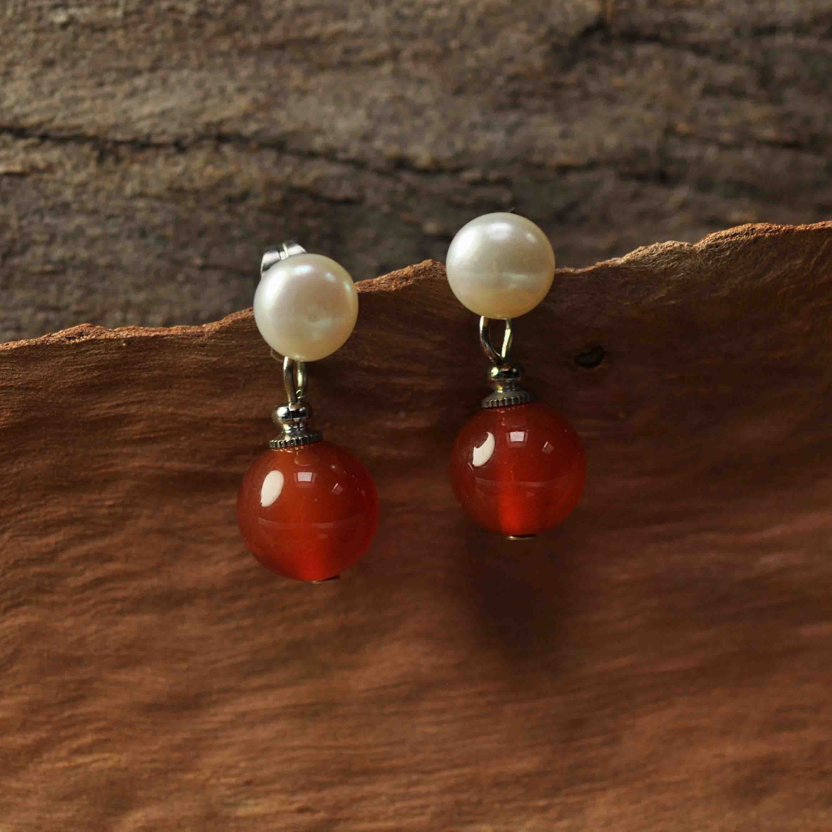 Zoetwater parel oorbellen met witte parel en rode agaat hangend aan hout | Pearl Stud Red Agate