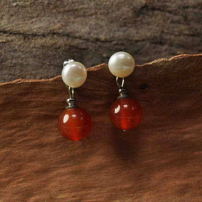 Zoetwater parel oorbellen met witte parel en rode agaat hangend aan hout | Pearl Stud Red Agate