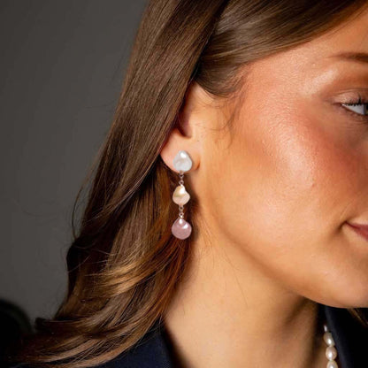 Lange zoetwater parel oorbellen met witte, zalm en roze barok parels en rosé goud op model | 3 Baroque Soft Pearls