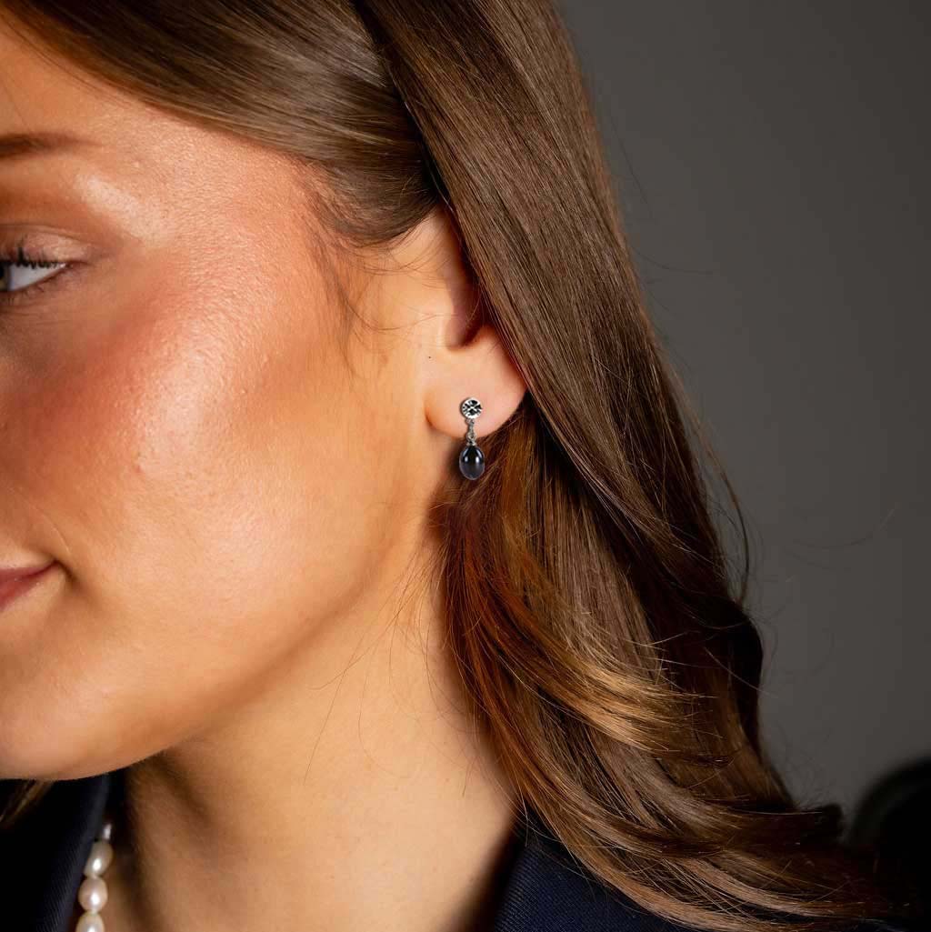 Zwarte zoetwater parel oorbellen met stras steentje op model | Big Crystal Pearl Black