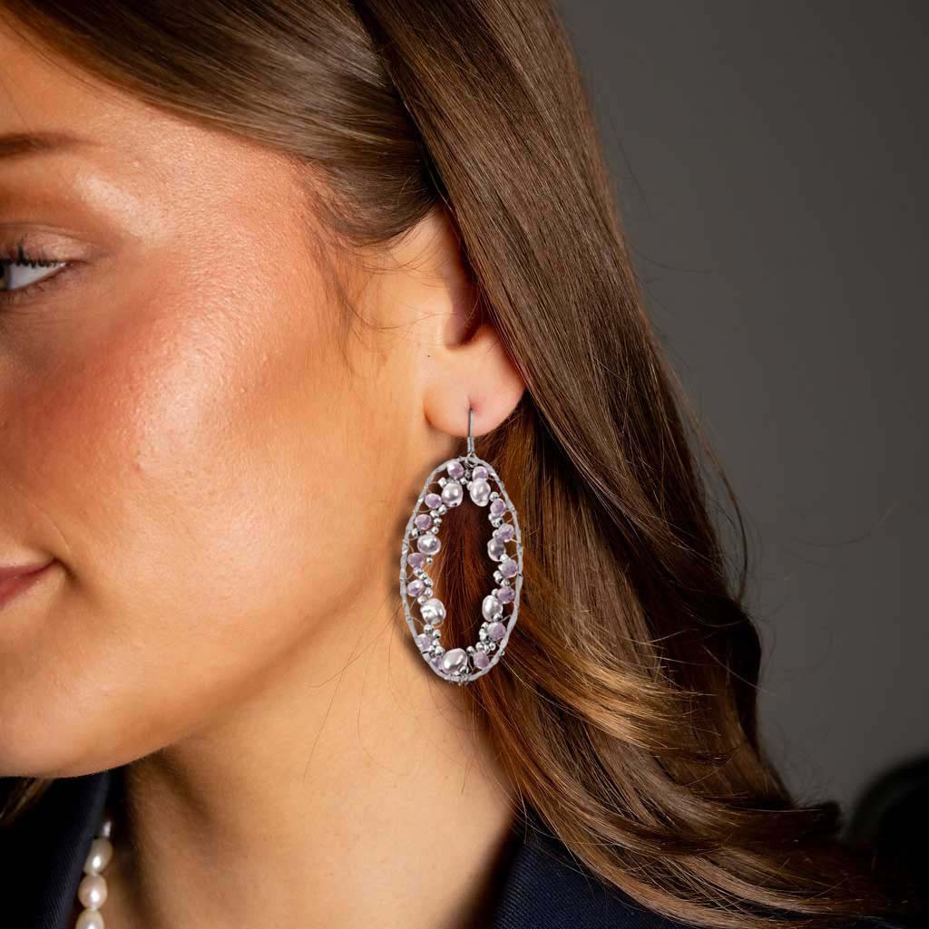 Lange zoetwater parel oorbellen met grijze parels en sterling zilver (925) op model | Big Grey Oval Pearls