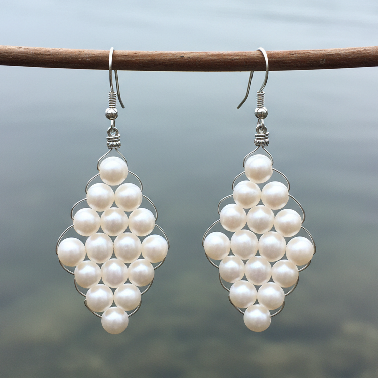 Witte zoetwater parel oorbellen met witte parels in ruit vorm met sterling zilver 925 hangend aan takje | Big Rhombus Pearl
