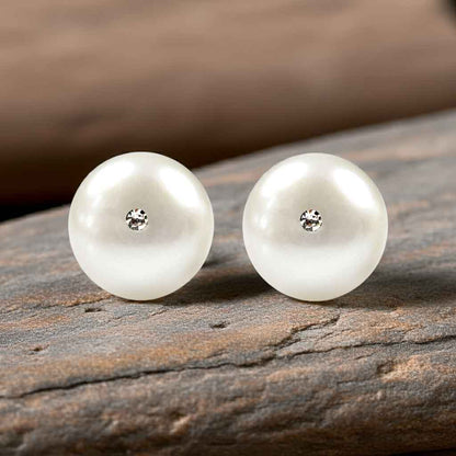 Witte zoetwater parel oorbellen met stras steentje liggend op steen | Zoetwater parel oorbellen Bling Mea W