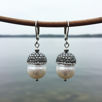Zoetwater parel oorbellen met witte parel, stras steentjes en sterling zilver 925 hangend aan takje | Bling Pearl Big Nuts
