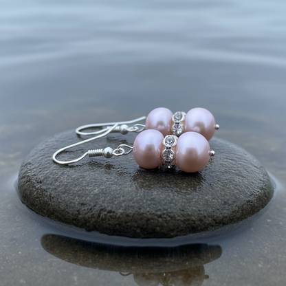 Roze zoetwater parel oorbellen met stras steentjes en sterling zilver 925 liggend op steen zijaanzicht | Bling Pearl Purple