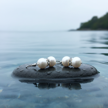 Witte zoetwater parel oorbellen met stras stenen en sterling zilver 925 liggend op steen in water | Bling Pearl