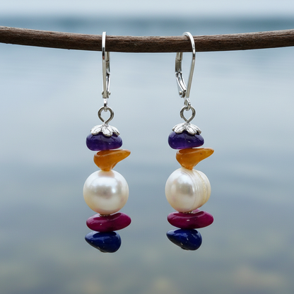 Zoetwater parel oorbellen met witte parel en gekleurde schelpjes met edelstaal hangend aan takje | Bold Happy