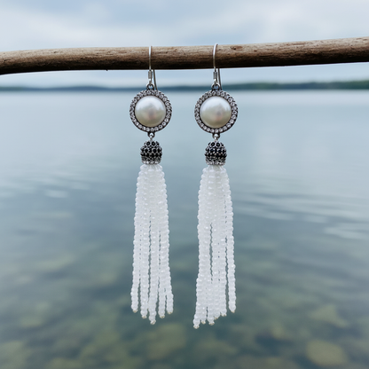 Lange witte parel oorbellen met stras steentjes en sterling zilver (925) hangend aan takje | Bright Coin Pearl White Crystal Tassel