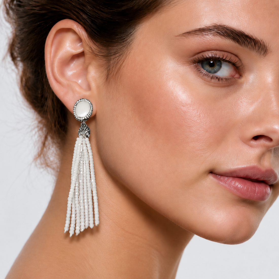 Lange witte parel oorbellen met stras steentjes en sterling zilver (925) op model | Bright Coin Pearl White Crystal Tassel