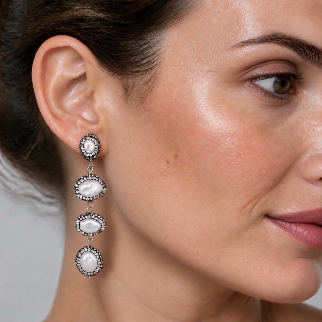 Lange witte zoetwater parel oorbellen met stras steentjes op model | Bright Four Pearls