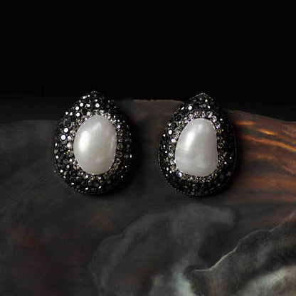Witte zoetwater parel oorknoppen met stras steentjes hangend in schelp vooraanzicht | Bright Pearl Big Teardrop