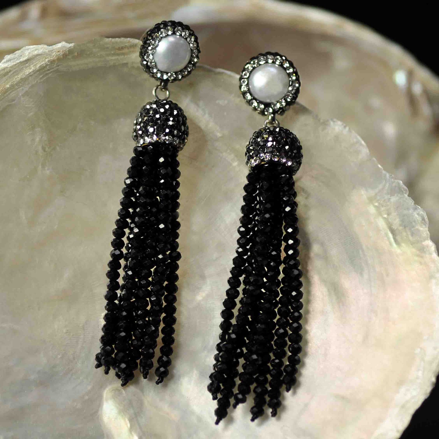 Lange zoetwater parel oorbellen met witte parel en zwart kristallen kwastje hangend aan schelp | Bright Pearl Black Crystal Tassel