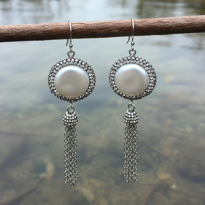 Lange witte zoetwater parel oorbellen met sterling zilver (925), stras steentjes en kwastje hangend aan takje | Bright Pearl Dangling Tassel