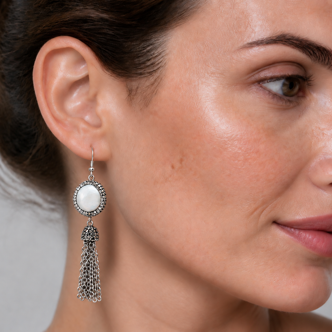 Lange witte zoetwater parel oorbellen met sterling zilver (925), stras steentjes en kwastje op model | Bright Pearl Dangling Tassel
