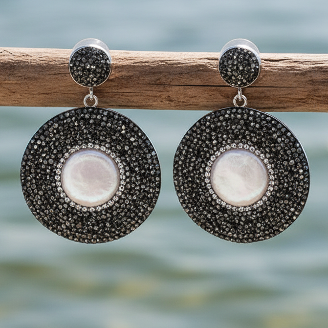 Grote witte zoetwater parel oorbellen met stras steentjes hangend aan tak | Bright Pearl Disc