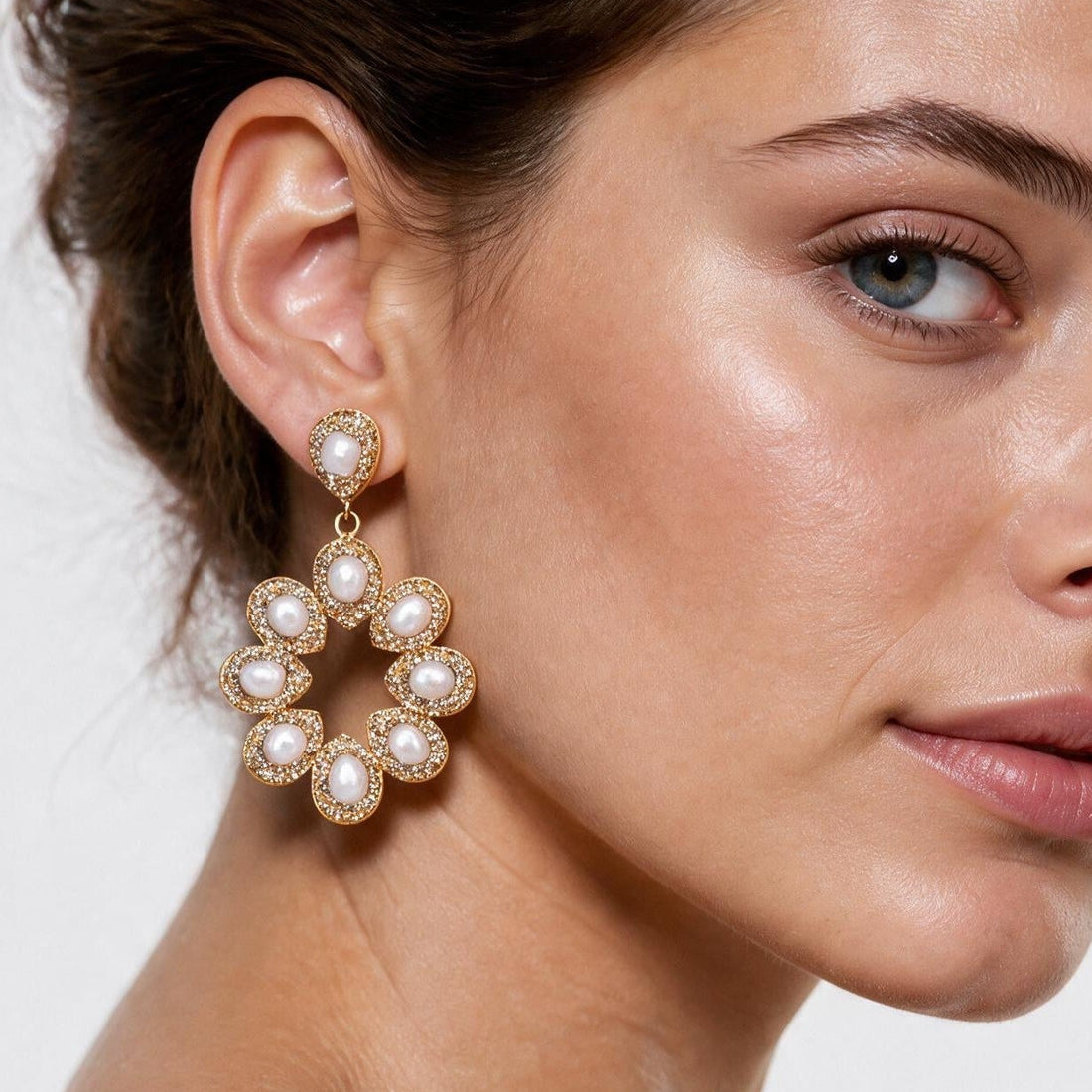 Grote zoetwater parel oorbellen met witte parels en gouden stras steentjes in bloem motief op model | Bright Pearl Flower Golden