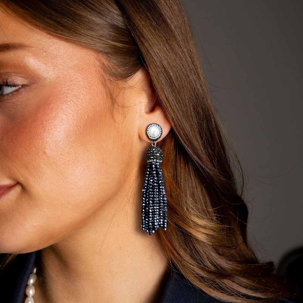 Lange zoetwater parel oorbellen met witte parels en stras steentjes en hematiet kristallen kwastje op model | Bright Hematite Crystal Tassel