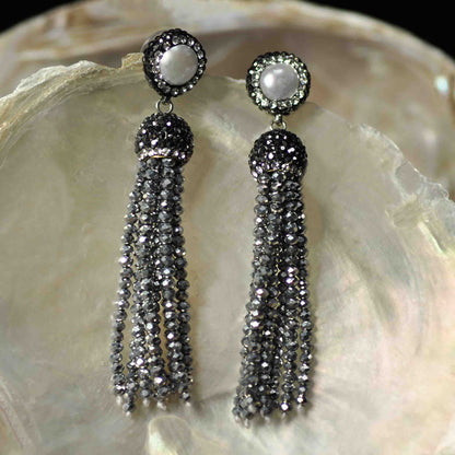 Lange zilveren zoetwater parel oorbellen met stras steentjes en zilver kristallen kwastje hangend in witte schelp | Bright Pearl Silver Crystal Tassel