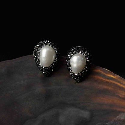 Witte zoetwater parel oorknoppen met stras steentjes in druppel vorm hangend in schelp vooraanzicht | Bright Pearl Small Teardrop