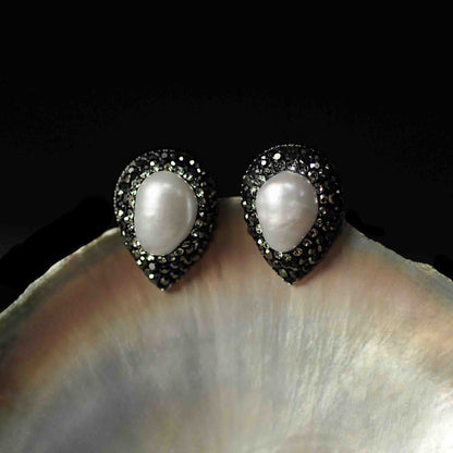 Witte zoetwater parel oorknoppen met stras steentjes in druppel vorm hangend in schelp | Bright Pearl Small Teardrop