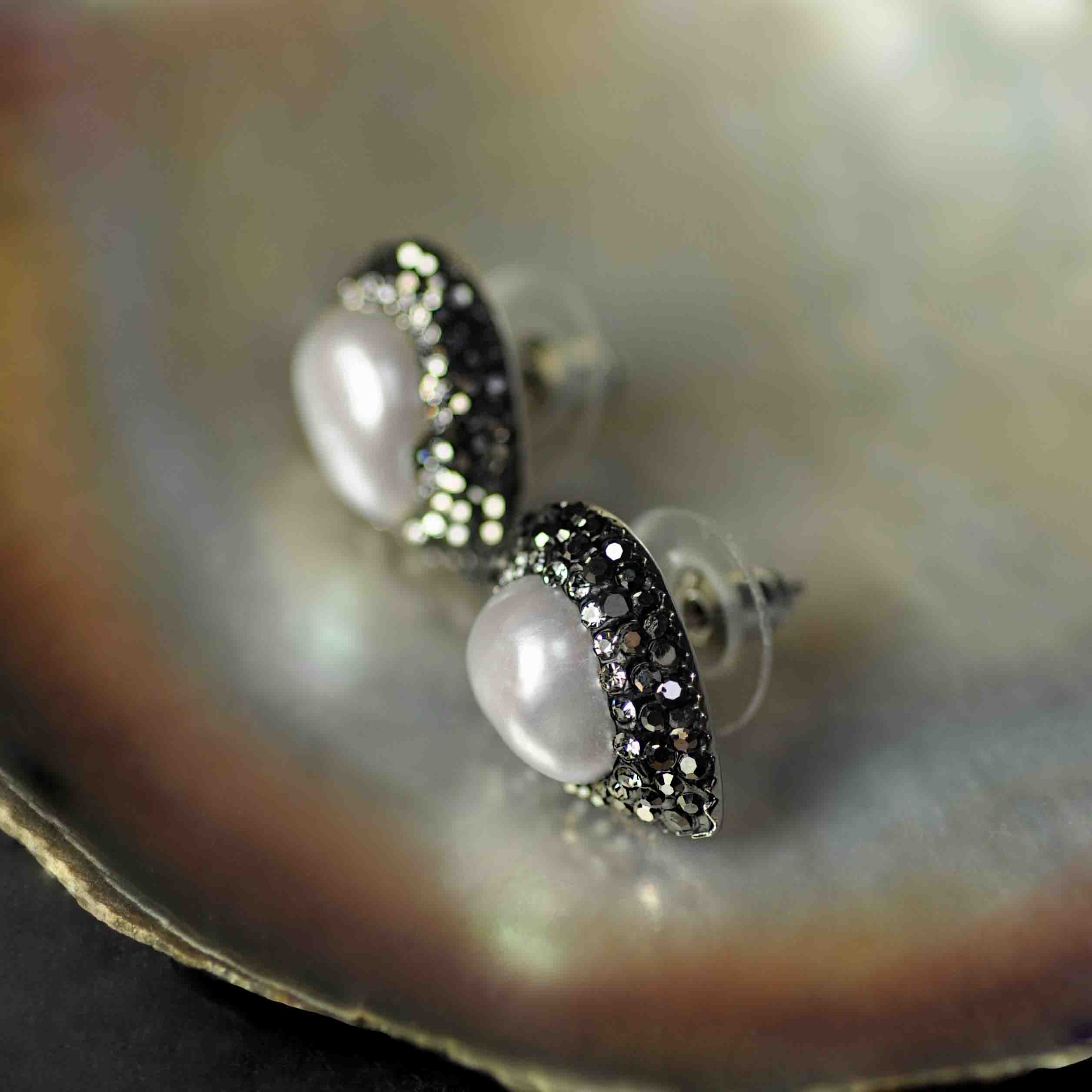 Witte zoetwater parel oorknoppen met stras steentjes in druppel vorm hangend in schelp zijaanzicht | Bright Pearl Small Teardrop