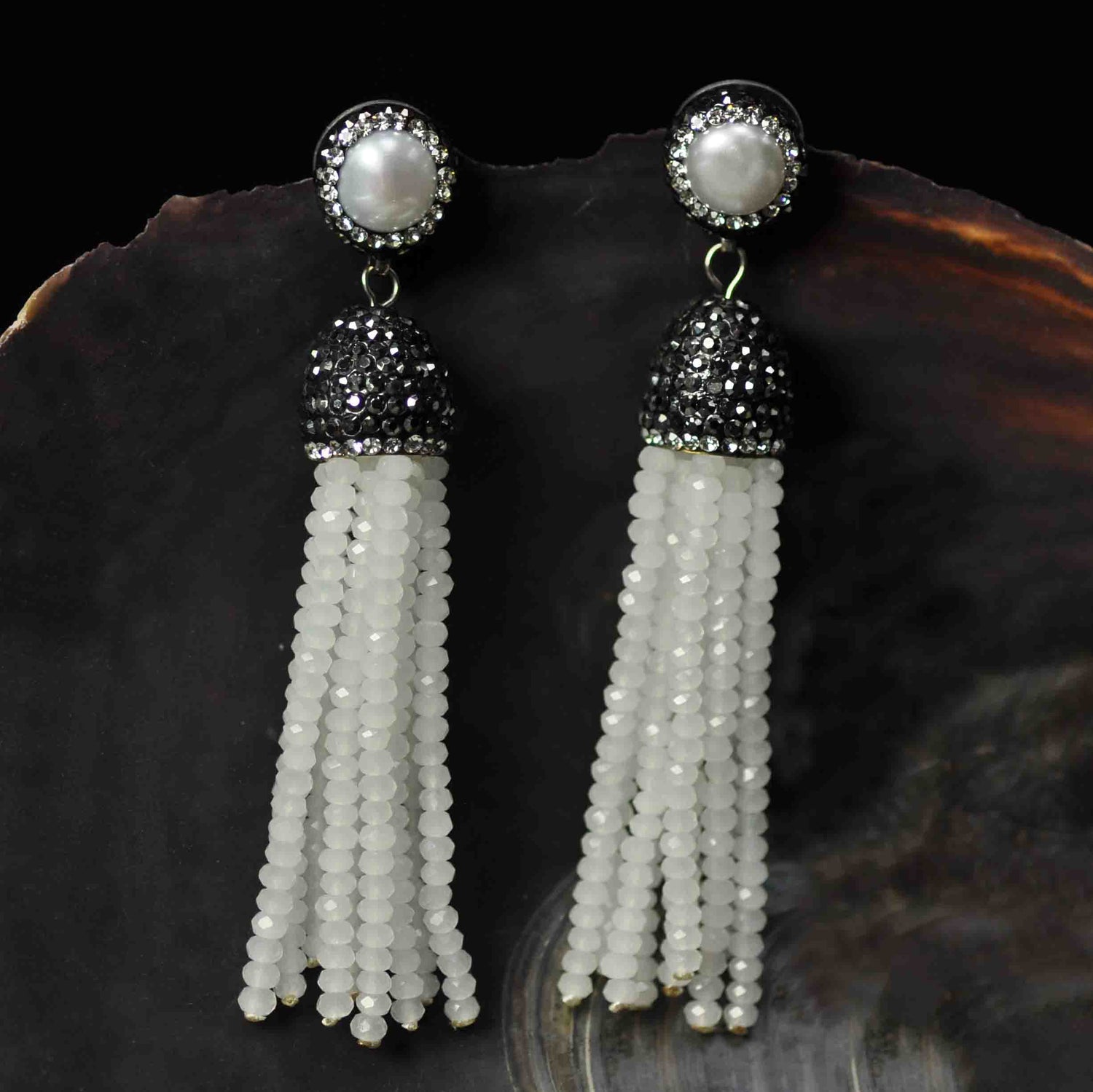Lange witte zoetwater parel oorbellen met stras steentjes en wit kristallen kwastje hangend in schelp | Bright Pearl White Crystal Tassel