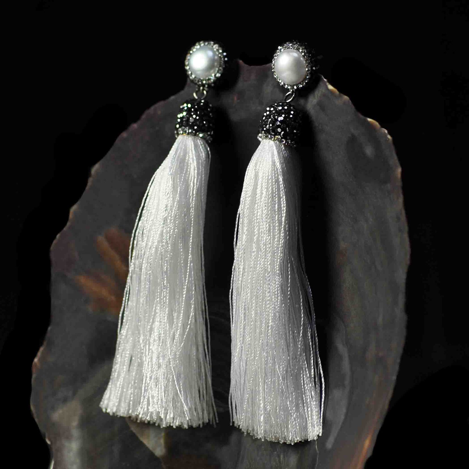 Lange witte zoetwater parel oorbellen met stras steentjes en wit kwastje hangend in schelp zijaanzicht | Bright Pearl White Tassel