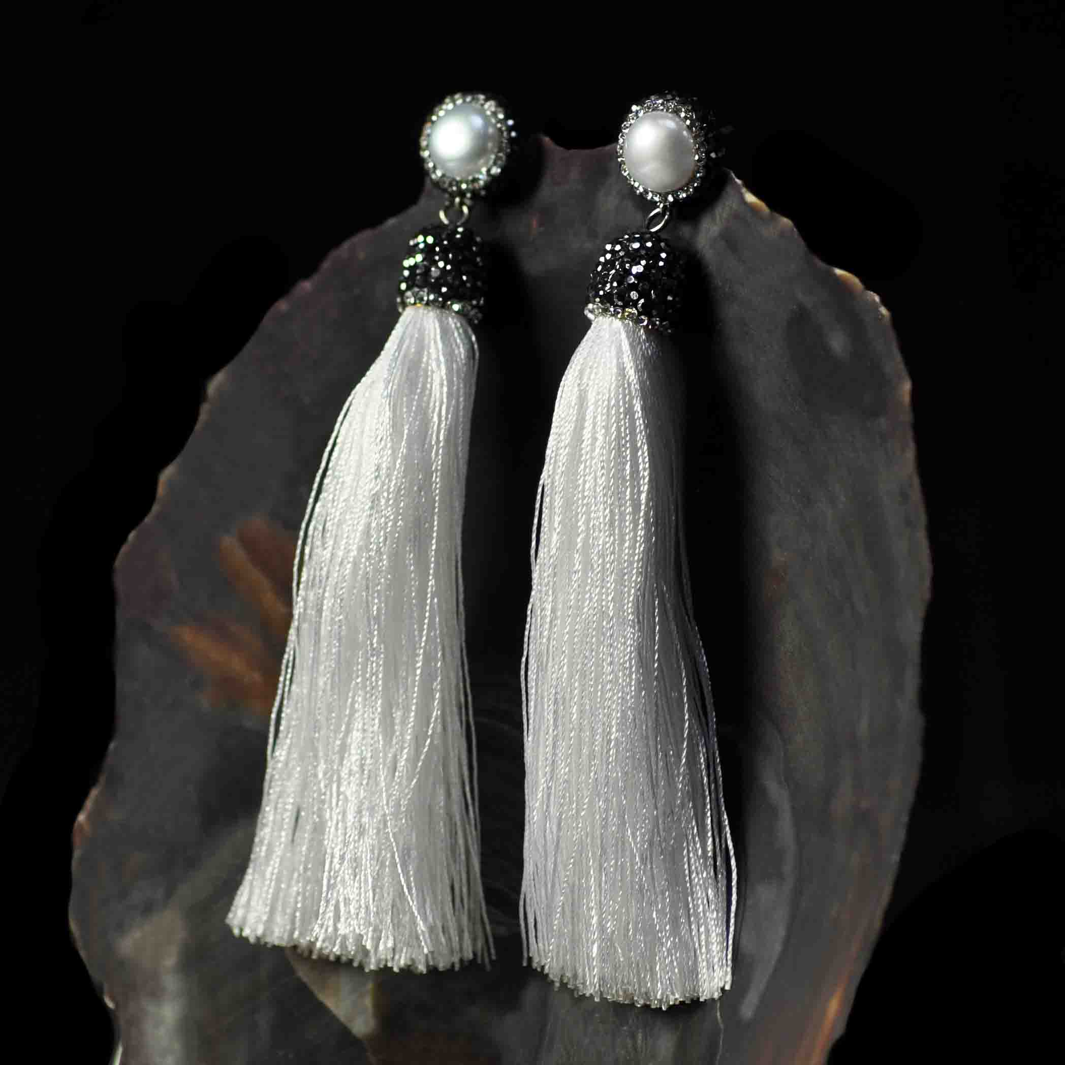 Lange witte zoetwater parel oorbellen met stras steentjes en wit kwastje hangend in schelp zijaanzicht | Bright Pearl White Tassel