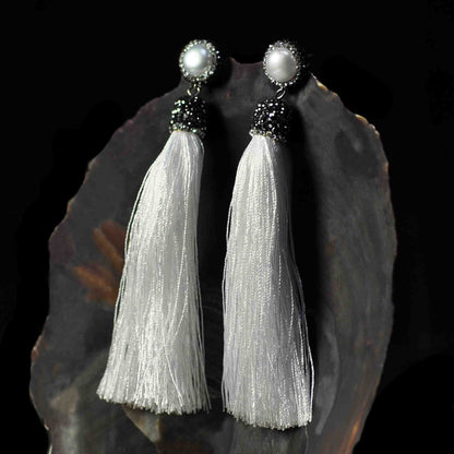 Lange witte zoetwater parel oorbellen met stras steentjes en wit kwastje hangend in schelp zijaanzicht | Bright Pearl White Tassel