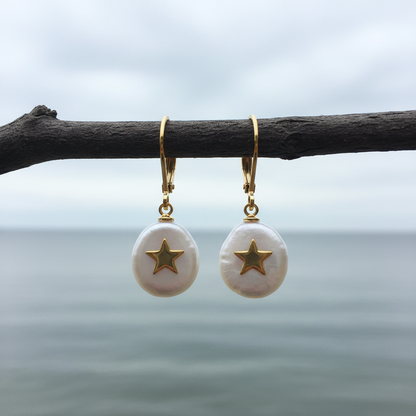 Witte zoetwater parel oorbellen met goud edelstaal en een parel hanger met een gouden ster erop hangend aan takje | Coin Pearl Golden Star