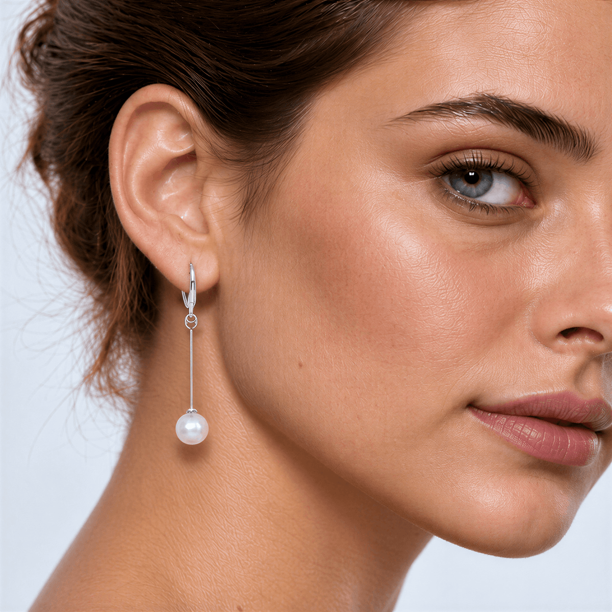Lange witte zoetwater parel oorbellen met zilver edelstaal op model | Dabby