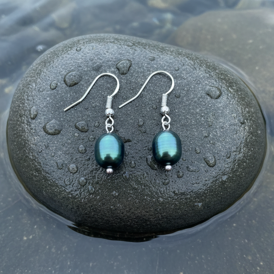 Blauw groene zoetwater parel oorbellen met sterling zilver (925) liggend op steen in water | Dangling Blue Green Pearl
