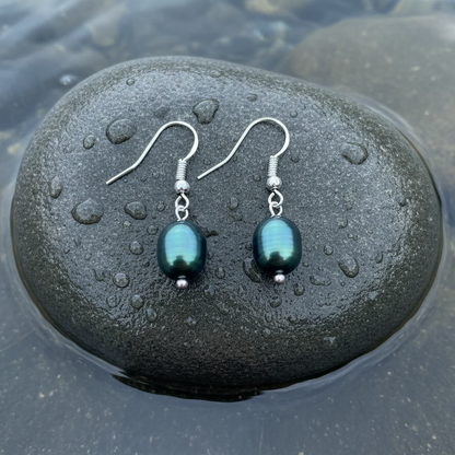 Blauw groene zoetwater parel oorbellen met sterling zilver (925) liggend op steen in water | Dangling Blue Green Pearl