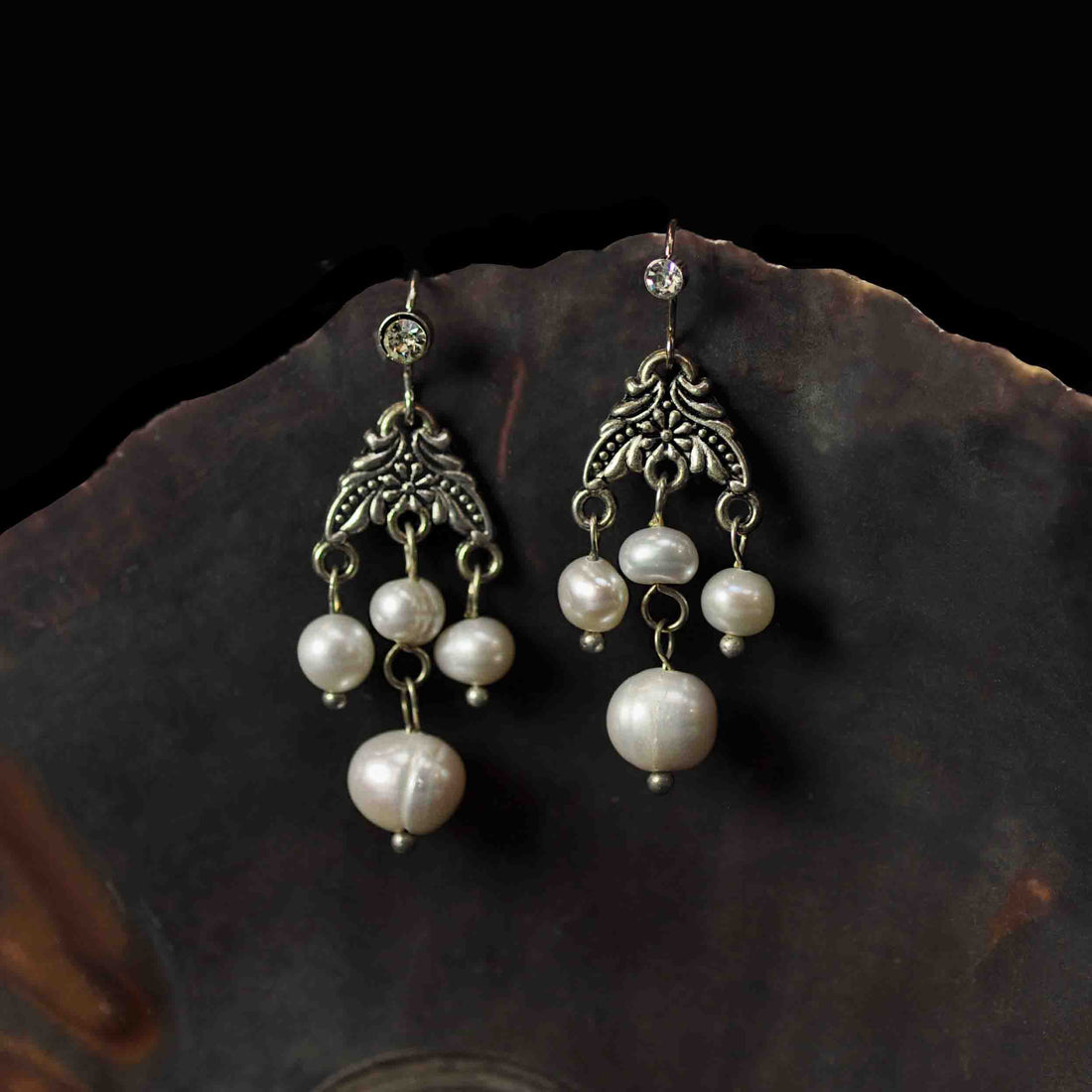 Witte zoetwater parel oorbellen met stras steentje hangend in schelp | Emmy