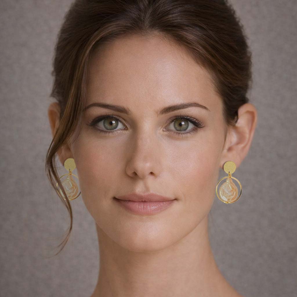 Zoetwater parel oorbellen met grote zalm kleurige parels met goud edelstaal op model | Flow Peach Coin Gold Pearl