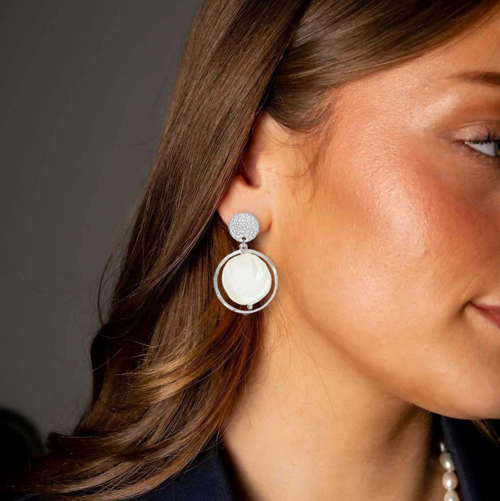 Grote witte zoetwater parel oorbellen met zilver edelstaal op model | Flow White Coin Silver Pearl
