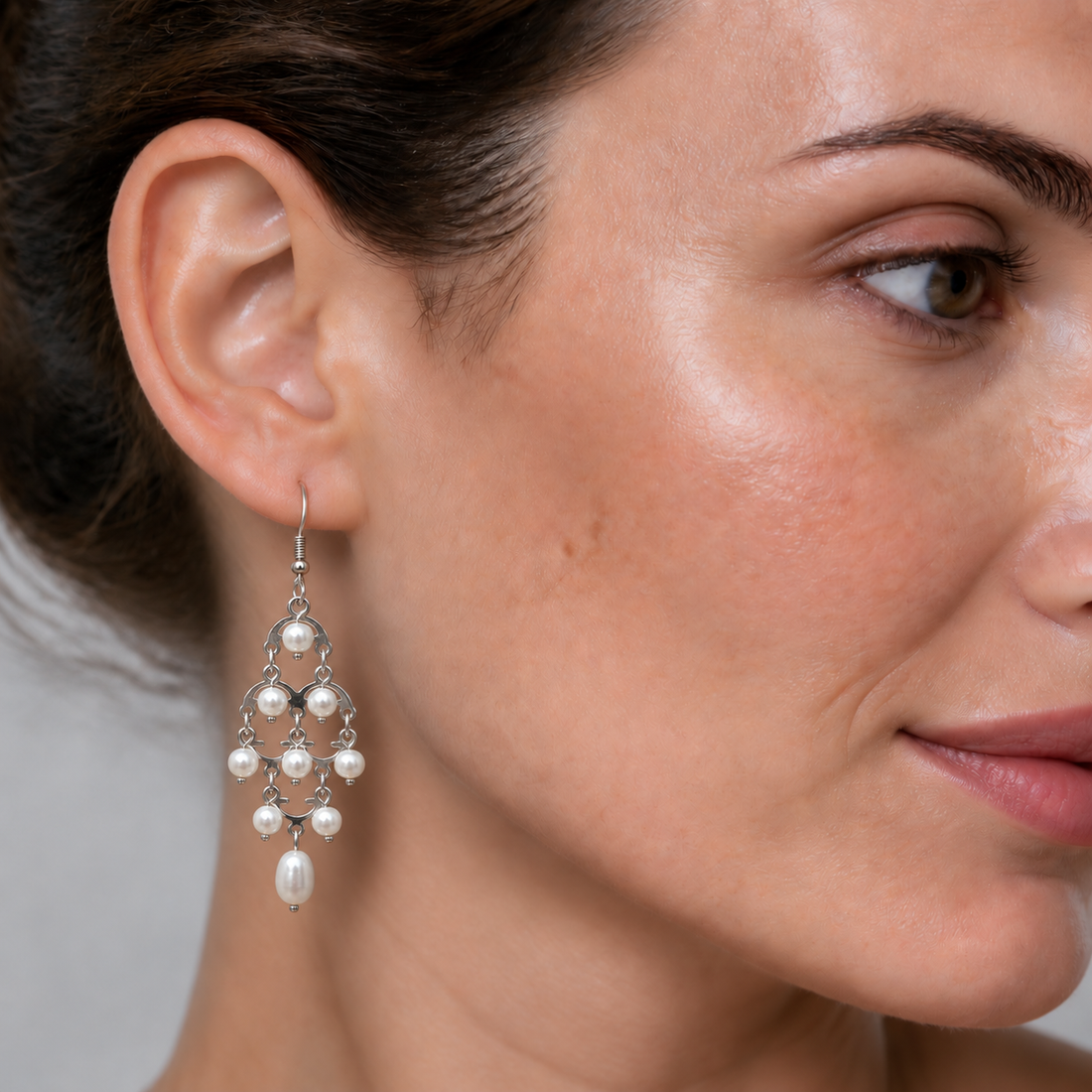 Lange witte zoetwater parel oorbellen met sterling zilver (925) op model | Gipsy
