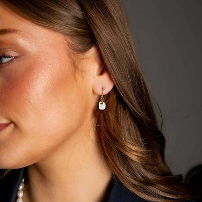 Witte zoetwater parel oorbellen met goud edelstaal op model close up | Gold Dip White Pearl