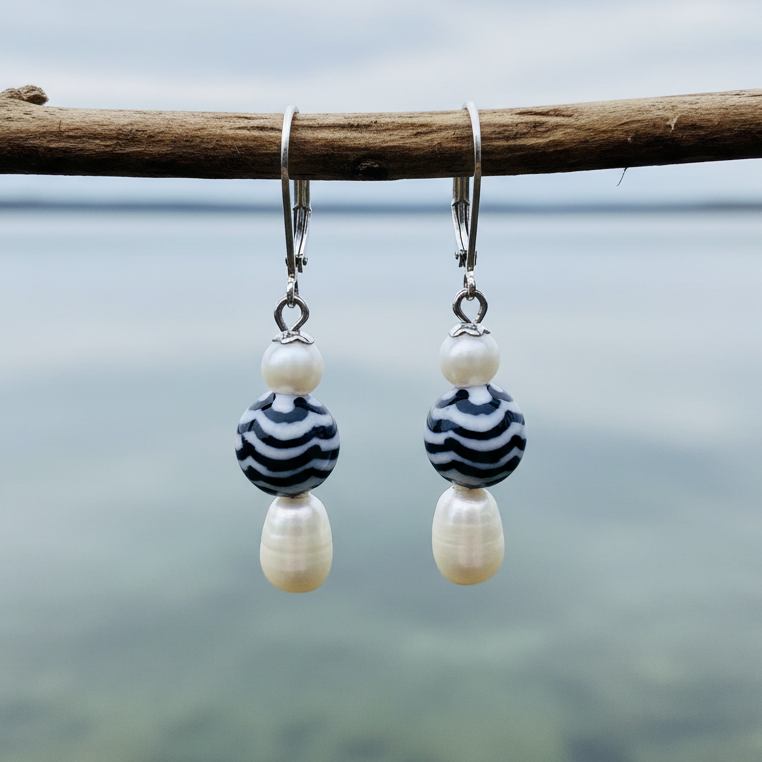 Zoetwater parel oorbellen met witte parel, Delfts blauw ornament en edelstaal hangend aan takje | Hollands Glorie Golfje