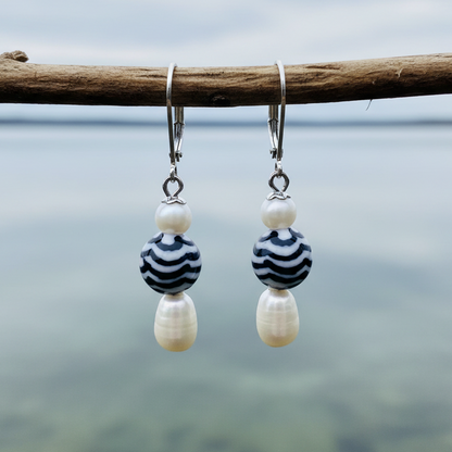 Zoetwater parel oorbellen met witte parel, Delfts blauw ornament en edelstaal hangend aan takje | Hollands Glorie Golfje