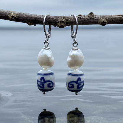 Zoetwater parel oorbellen met witte parels, Delfts blauw ornament en edelstaal hangend aan takje | Hollands Glorie Spiral White