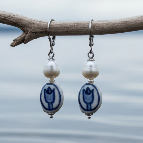 Zoetwater parel oorbellen met witte parels, Delfts blauw ornament en edelstaal hangend aan takje | Hollands Glorie Tulp Wit