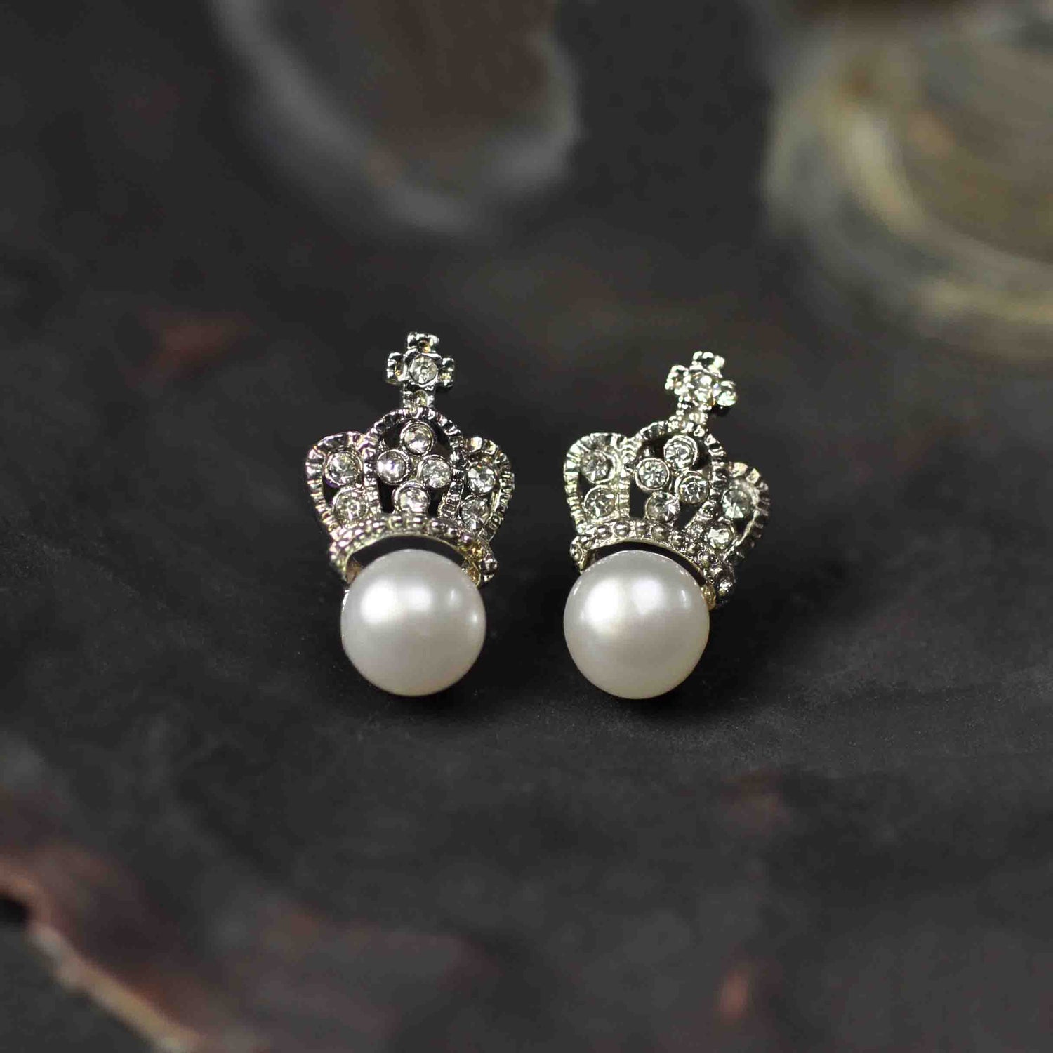Zoetwater parel oorbellen met witte parels en kroontje met stras steentjes liggend in schelp | King’s Pearl W