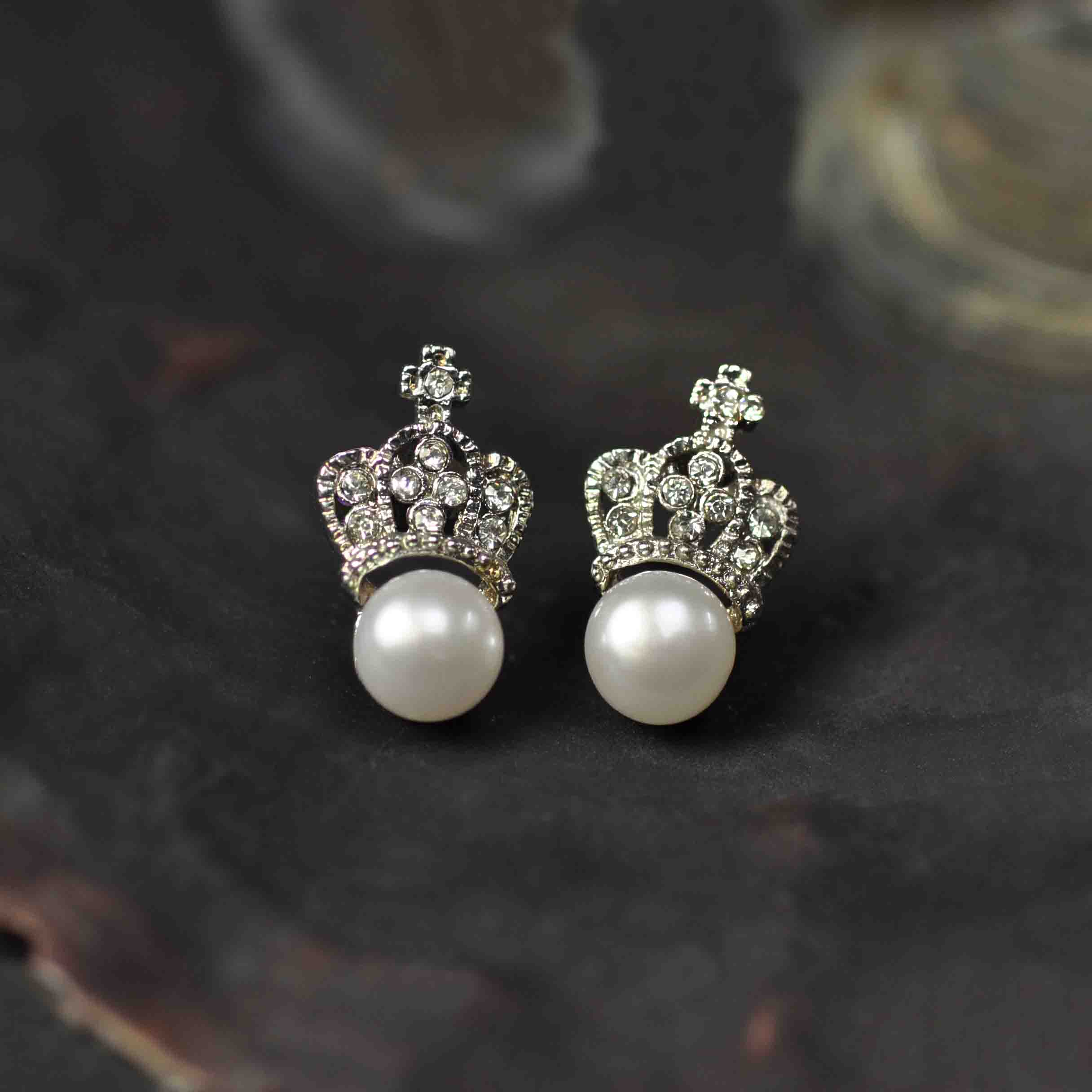 Zoetwater parel oorbellen met witte parels en kroontje met stras steentjes liggend in schelp | King’s Pearl W