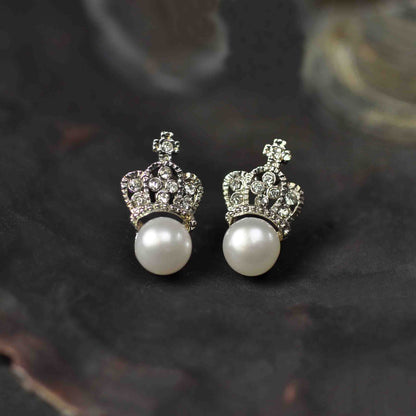 Zoetwater parel oorbellen met witte parels en kroontje met stras steentjes liggend in schelp | King’s Pearl W