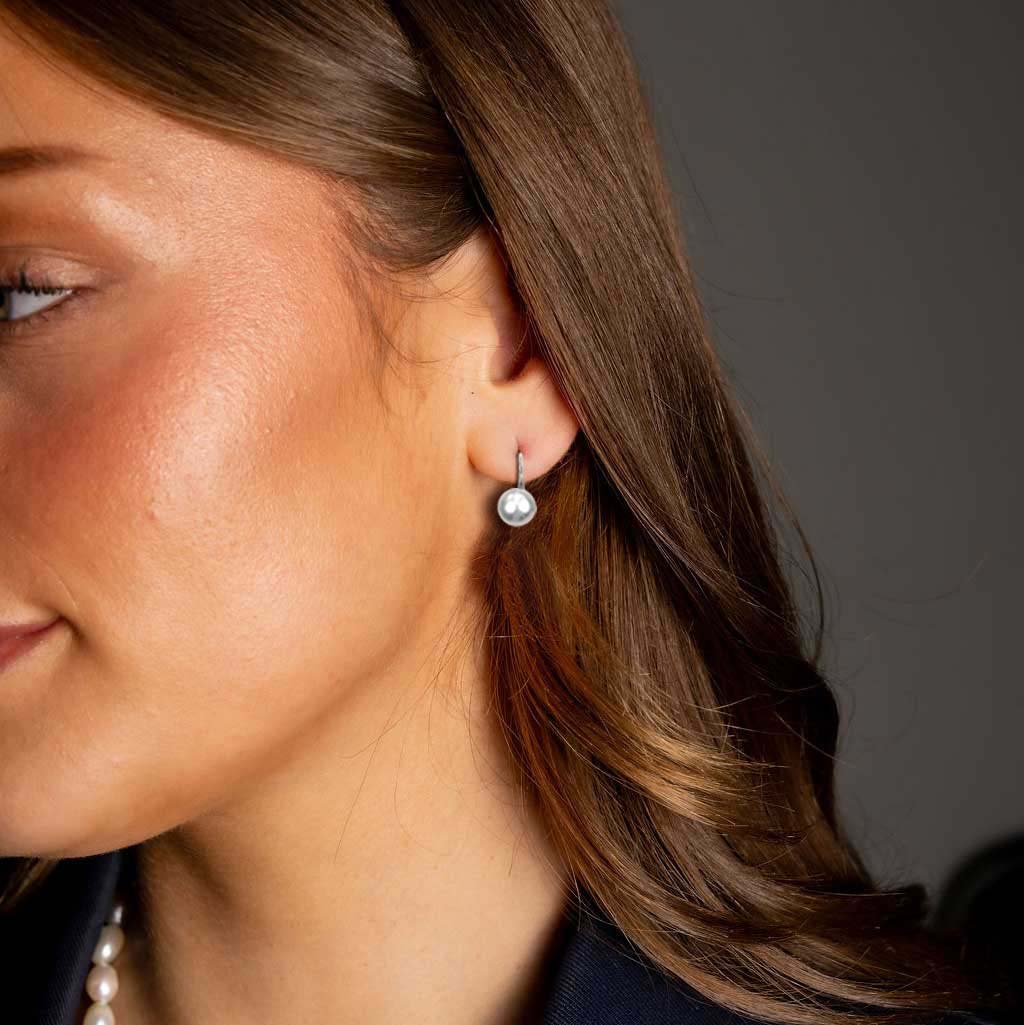 Grijze zoetwater parel oorbellen op model | Leis Grey