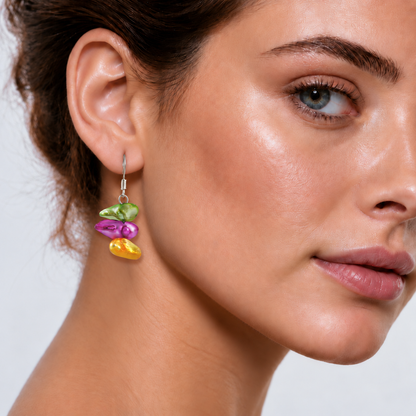 Muliti color gekleurde parel oorbellen met sterlling zilver (925) op model | Lilou